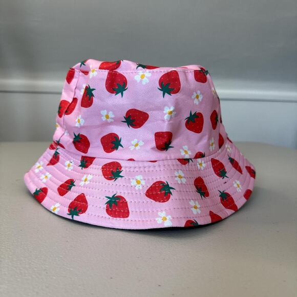 Other Other - Nwot strawberry and daisy bucket